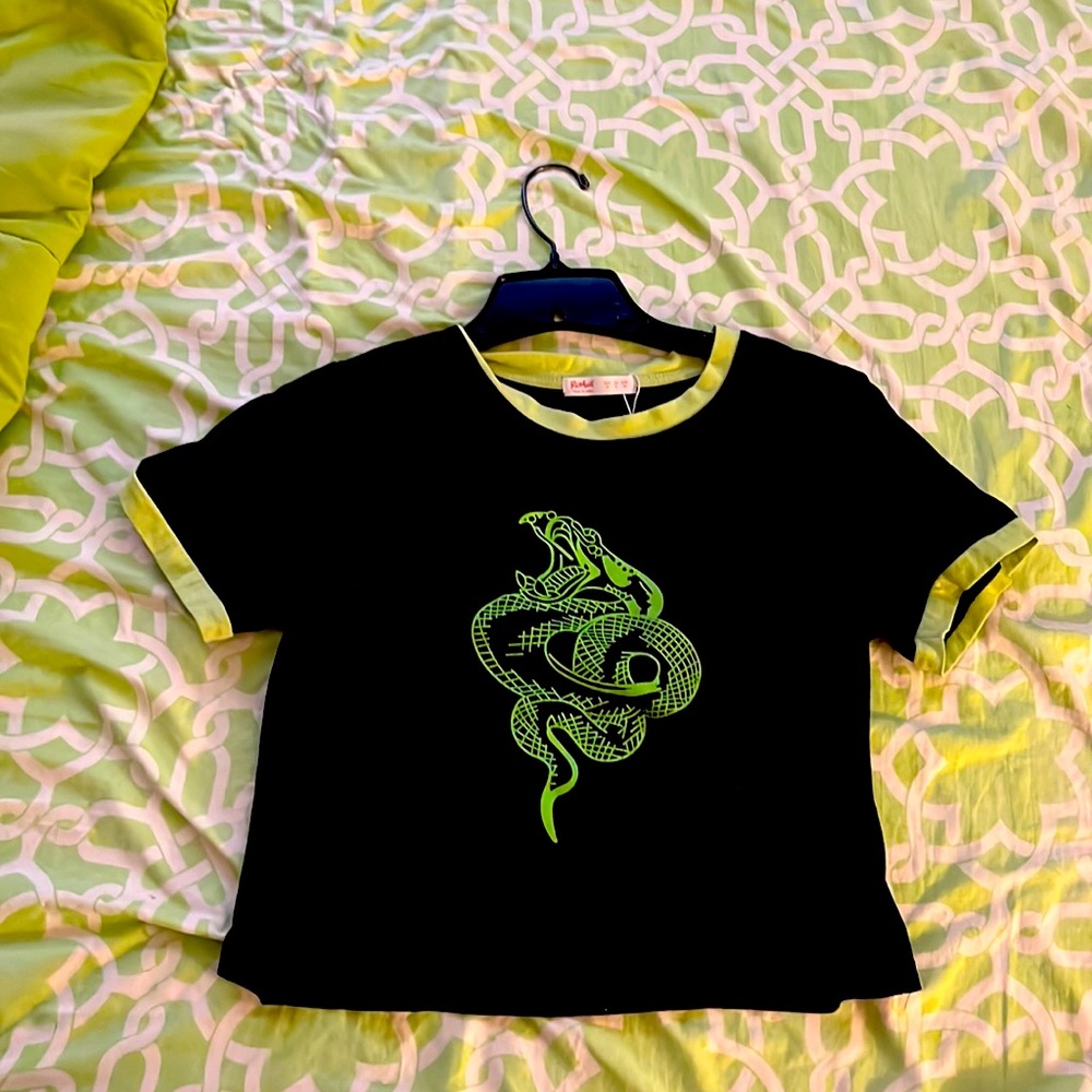 ROMWE Medium women’s black crop t shirt snake design